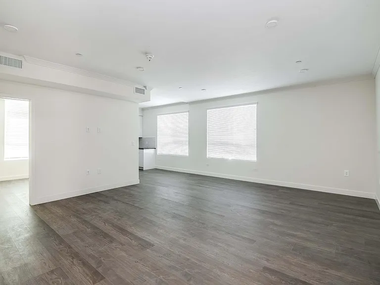 6120 Woodman Ave #101 — Photo 7
