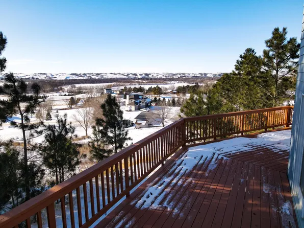 40 Rolling Hills Dr, Minot, ND 58703