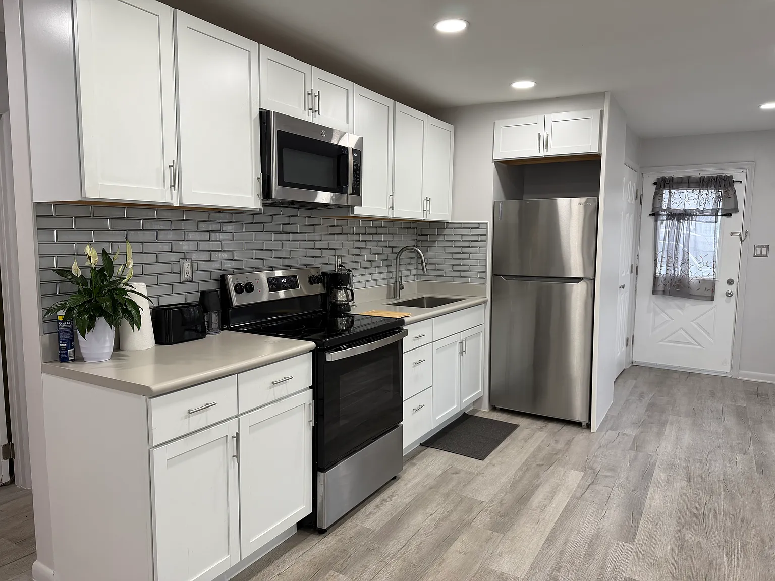 3 bed, 900 sqft, $1,900 — Photo 3