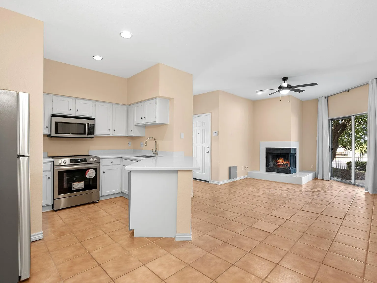 1 bed, 1.0 bath, 704 sqft, $1,225 — Photo 2