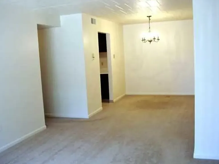 Ebonhurst Apartments — Photo 6