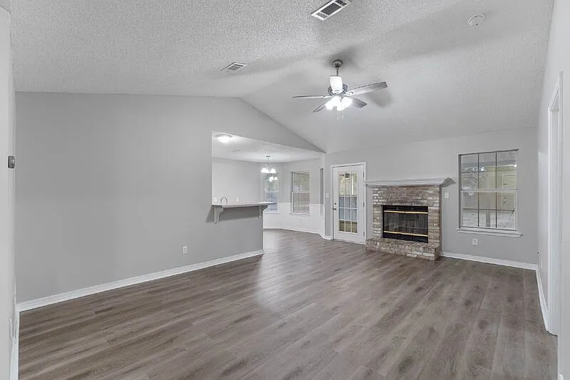 3 bed, 2.0 bath, 1220 sqft, $1,795 — Photo 3
