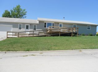 800 NE 10th St, Leon, IA 50144