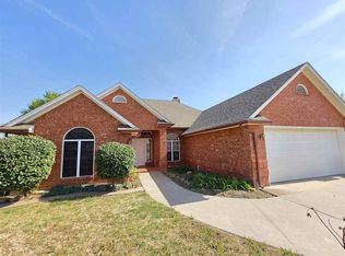 422 SE Lancelot Ln, Lawton, OK 73501