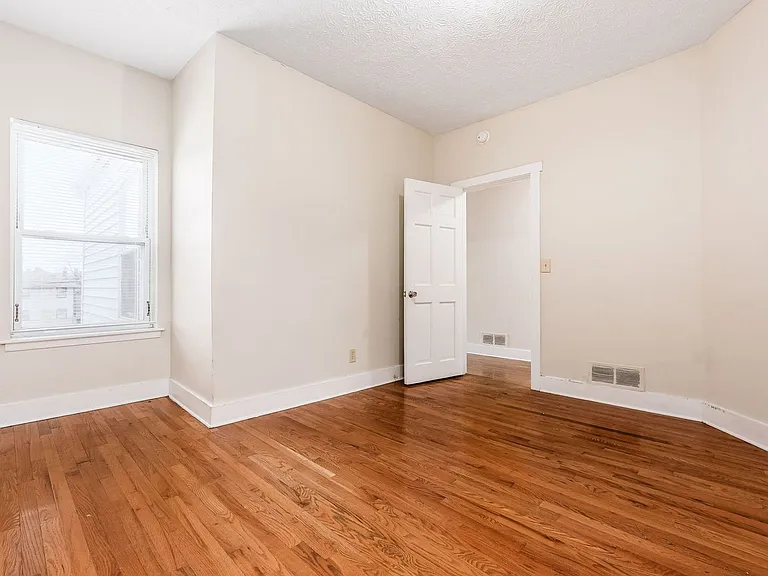 1371 Summit St #C — Photo 12