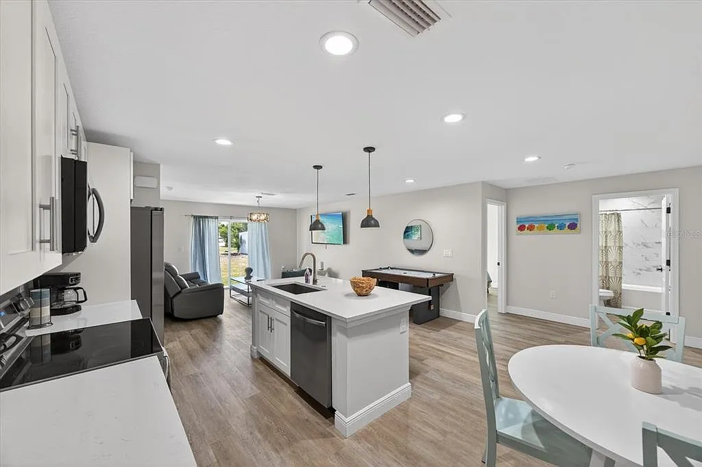 3 bed, 2.0 bath, 1270 sqft, $2,400 — Photo 3