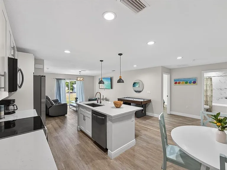 12114 Clarendon Ave — Photo 3