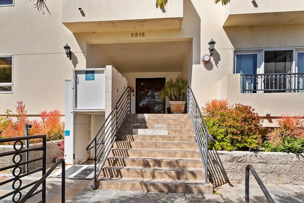 3 bed, 1600 sqft, $4,200 — Photo 1