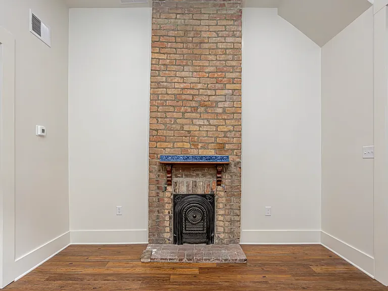 Uptown Renovated 1/1.5 apartment with Private Backyard — Photo 3