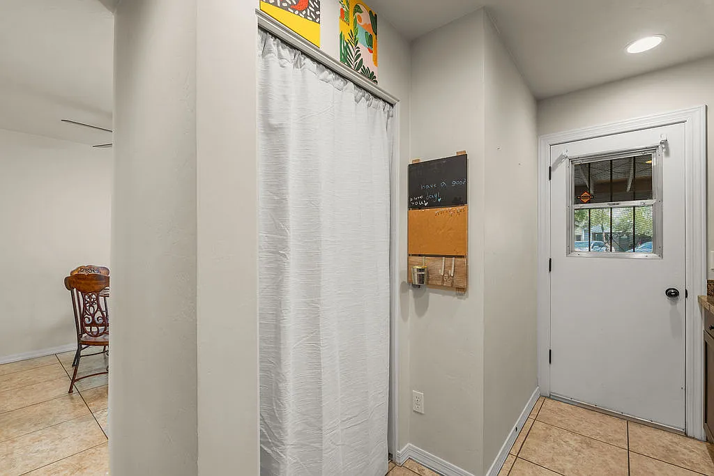 3 bed, 1306 sqft, $2,100 — Photo 1