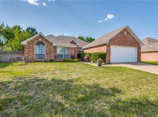 6121 Pebble Creek Dr, North Richland Hills, TX 76180