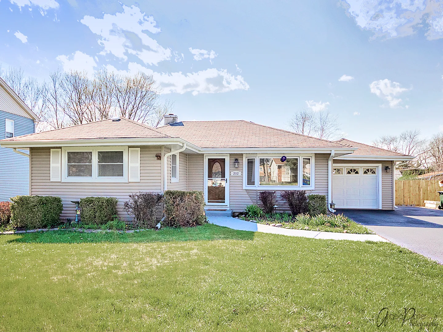 202 Valley Dr photo 1
