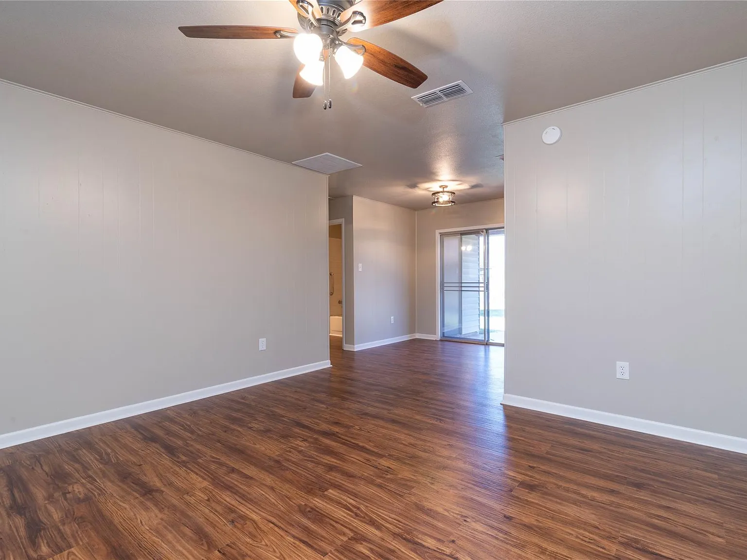 1 bed, 1.0 bath, 900 sqft, $1,100 — Photo 4