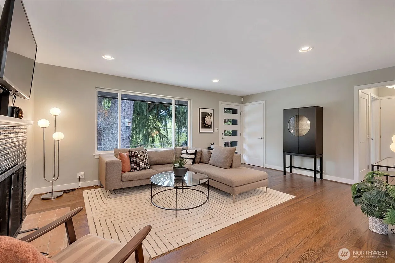 3 bed, 2182 sqft, $3,799 — Photo 4