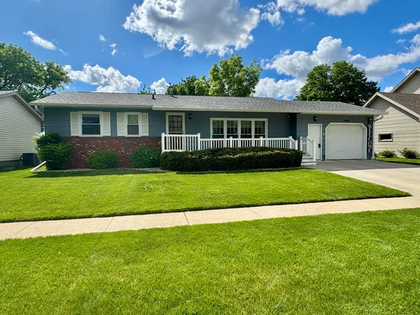 1405 Arizona Ave SW, Huron, SD 57350