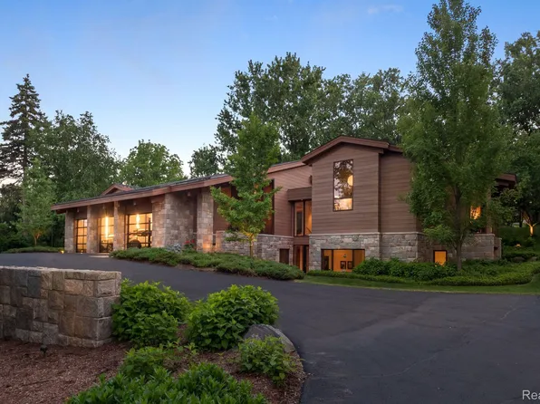 5051 Beach Rd, Troy, MI 48098