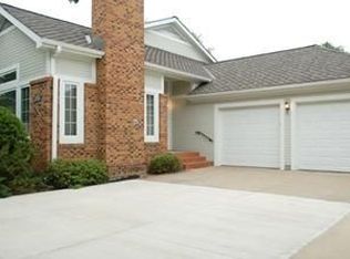 3705 Somerset Dr, Prairie Village, KS 66208