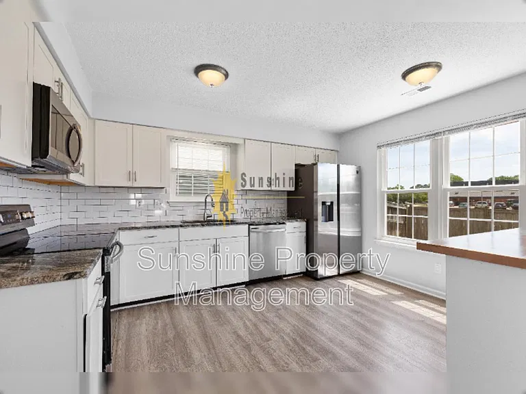 1486 Berkshire Dr — Photo 4