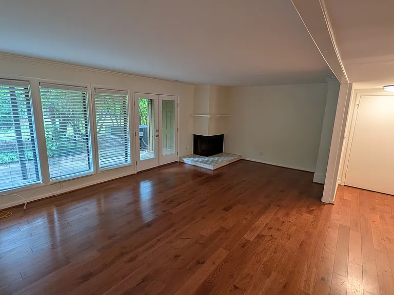 303 Oak Tree Dr — Photo 6