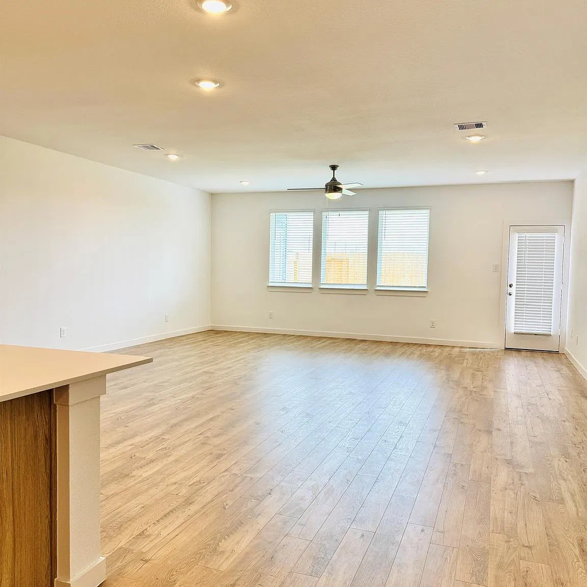 4 bed, 2.5 bath, 2275 sqft, $2,400 — Photo 3