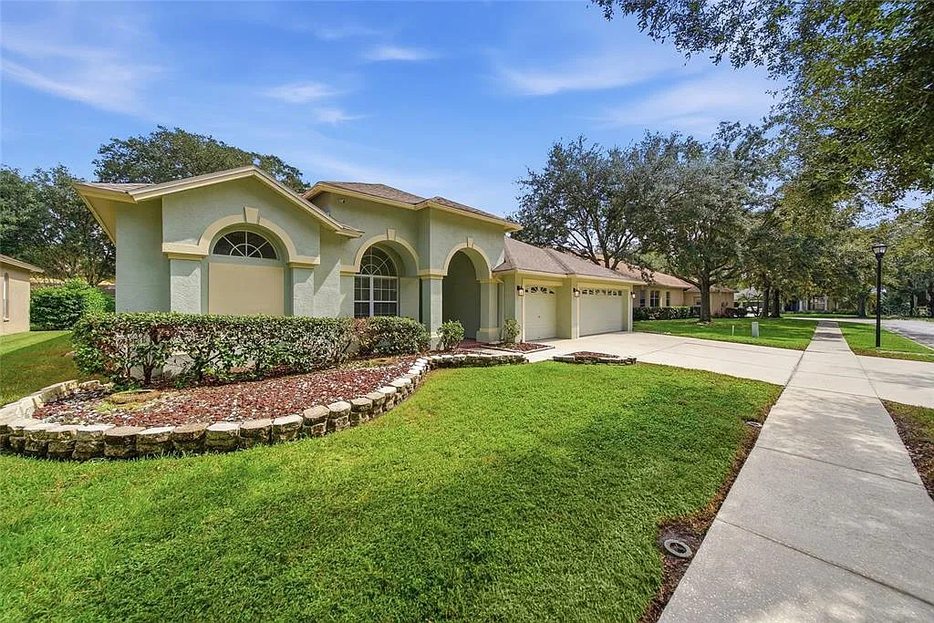 4 bed, 3.0 bath, 2843 sqft, $4,100 — Photo 2