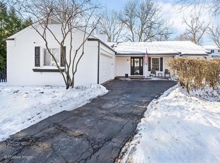 2S386 Seneca Dr, Wheaton, IL 60189