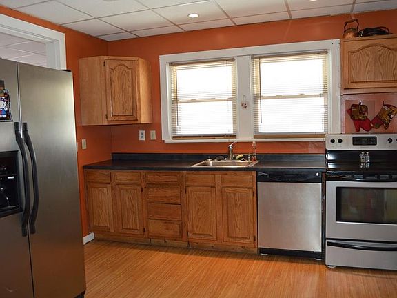 5th image of 437 Wood St