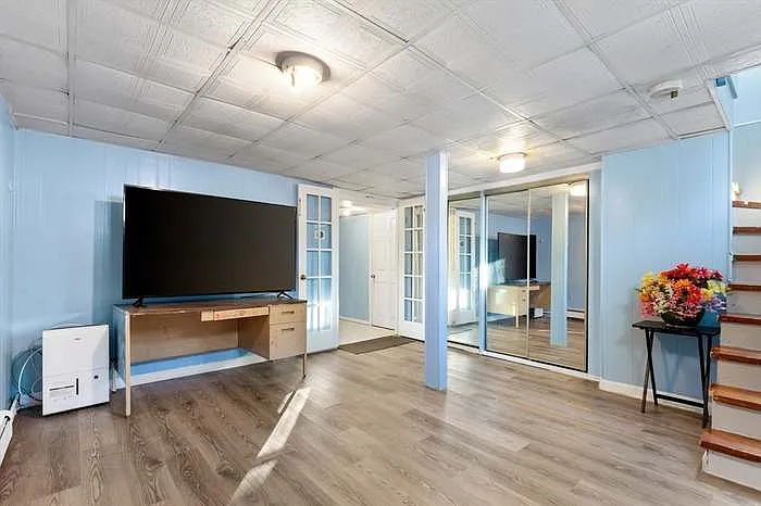 2nd sitting area (possible 4th bedroom)