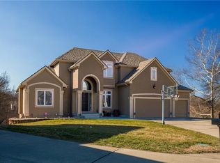 8100 Park View Dr, Parkville, MO 64152