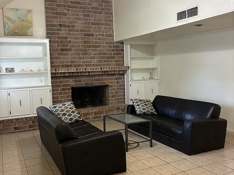 3510 Crestside Dr — Photo 4