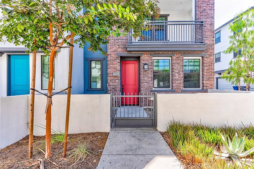 4 bed, 4.0 bath, 1870 sqft, $4,000 — Photo 3