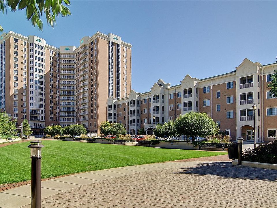 2 Bedroom, 2 Bath Co-op w/porch, balcony & garage!