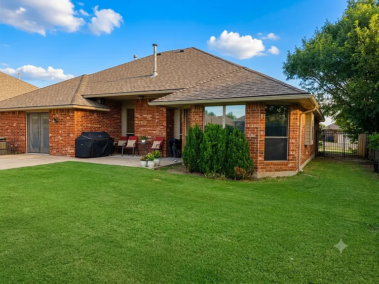 3008 Elie St — Photo 11