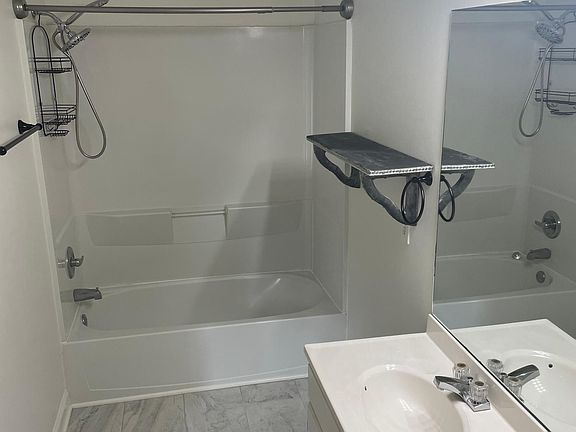 5th image of 2 Parkwood Cir