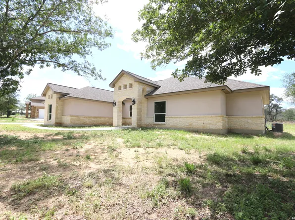 193 Oak Fields Dr, Floresville, TX 78114