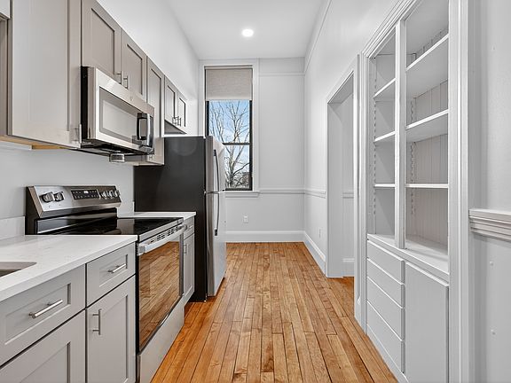 2nd image of 1624 Lonsdale Ave #308