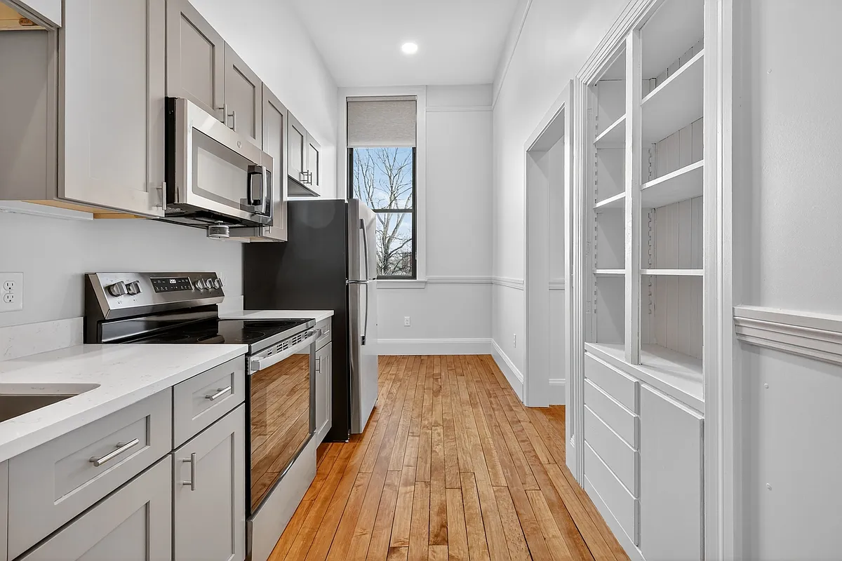 Building Photo - 1624 Lonsdale Ave #308