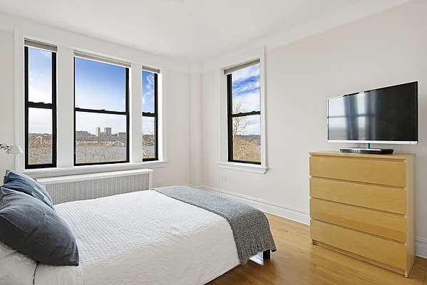 Sold by Compass | media 1