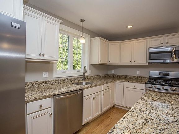 4th image of 204 Auburn St