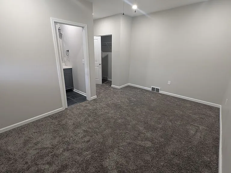 2508 Cobden St — Photo 9
