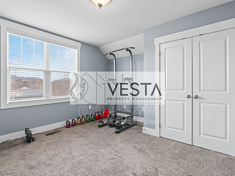 16 Hyde Park Pl — Photo 29