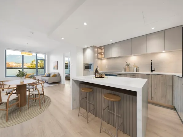 755 Harbourside Dr #307, North Vancouver, BC V7P 3R7