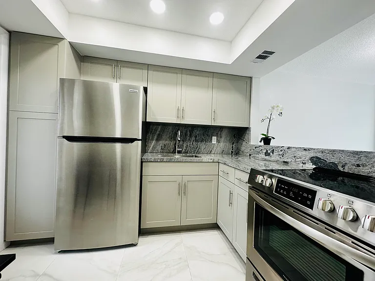 1333 E Hallandale Beach Blvd #302 — Photo 9