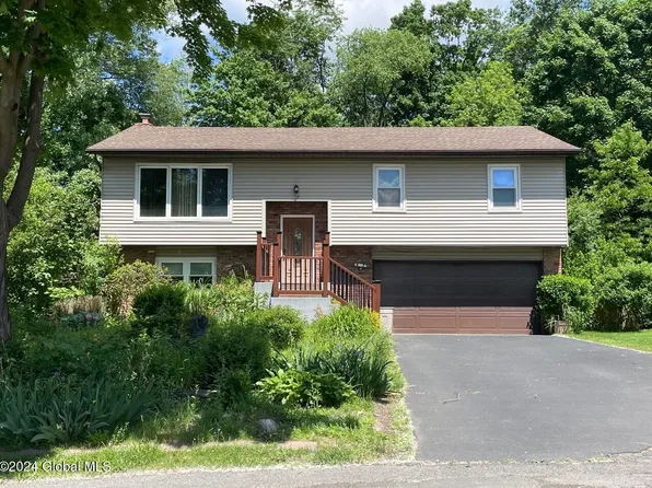 37 Aspen Circle, Albany, NY 12208
