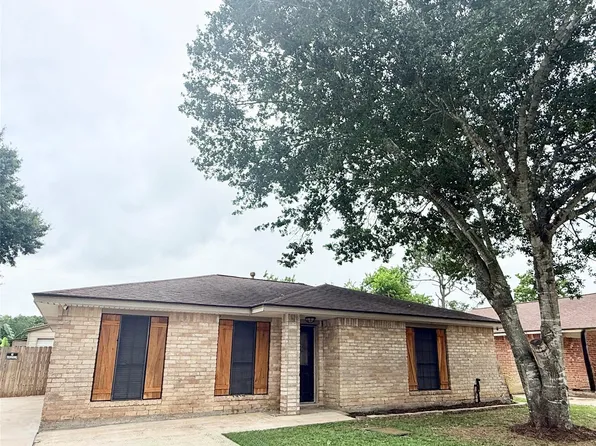 1310 Valley Dr, Angleton, TX 77515