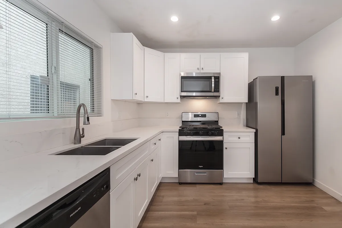 Kitchen with Appliances - 328 E Tujunga Ave #7