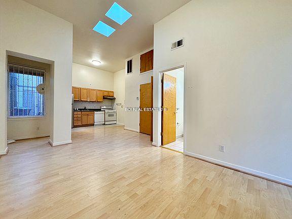 4th image of 1066 Stockton St #A