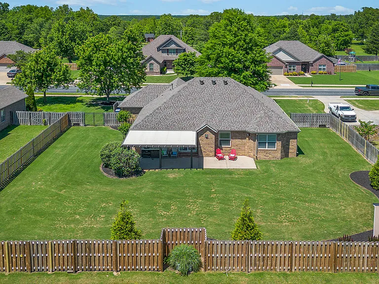 3802 NE Oaktrace Ave — Photo 2