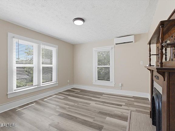 5th image of 702 W Rhoten St