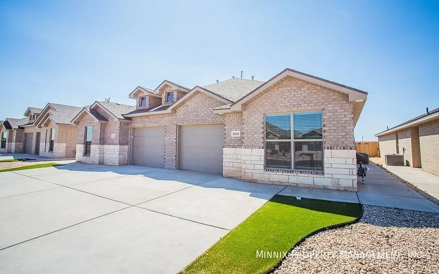3 bedroom/ 2bath | 2106 Langford Ave #A — Photo 2